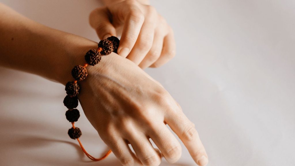 Rudraksha Wearing Rules: रुद्राक्ष पहनने का सही तरीका क्या है? धारण करने की विधि और नियमों को ज्योतिष अनुसार जानें