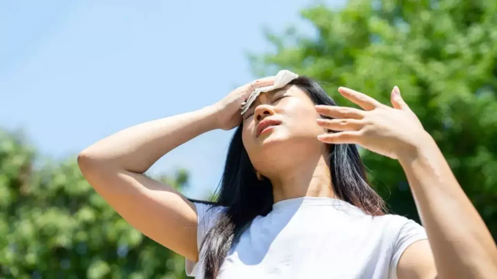 Summer Health Tips: गर्मी शुरू होते ही इन खतरनाक बीमारियों का खतरा बढ़ने लगता है, जानें कैसे अपनी परिवार को सुरक्षित रखें Summer Health Tips: गर्मी शुरू होते ही इन खतरनाक बीमारियों का खतरा बढ़ने लगता है, जानें कैसे अपनी परिवार को सुरक्षित रखें