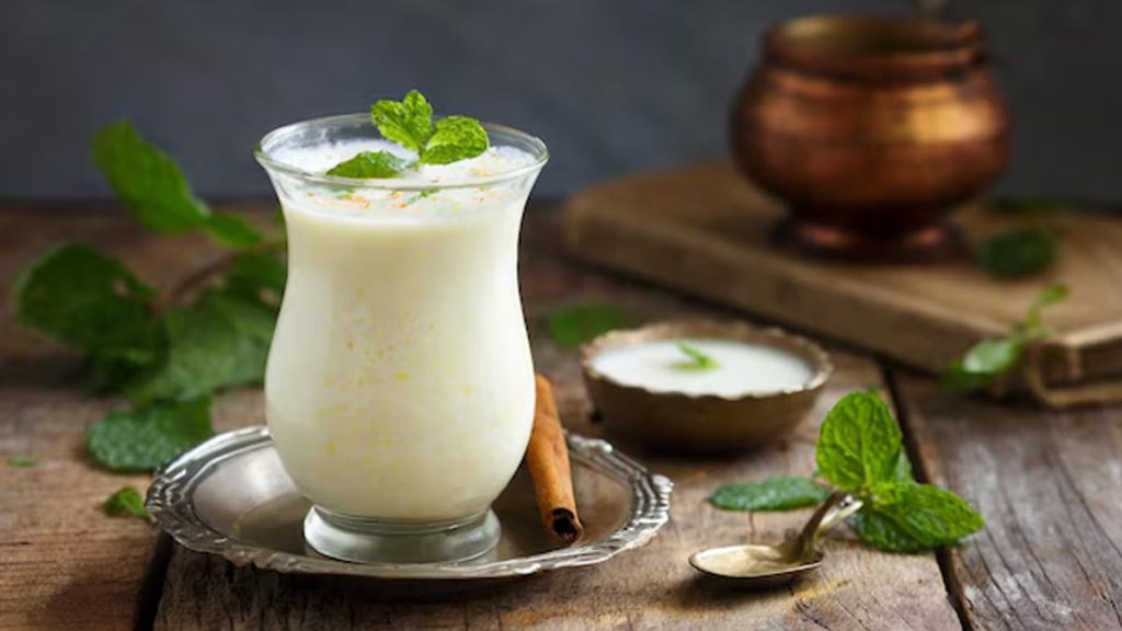 Summer Hydration Foods: फलों के अलावा गर्मियों में इन चीजों को खाना बेहद फायदेमंद क्योंकि इन चीजों में भी खूब होता है पानी