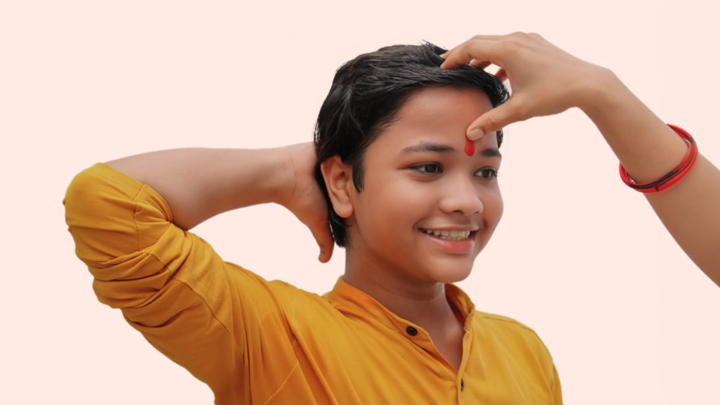 Tilak Benefits: माथे पर तिलक लगाते समय इन गलतियों से बचने के लिए जानें किन नियमों का पालन करें।