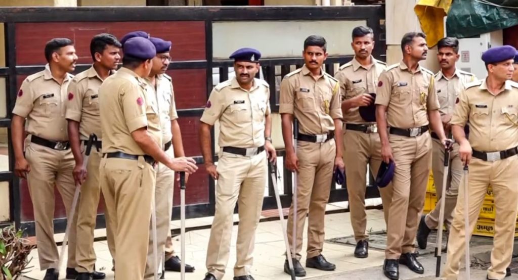 Waqf Amendment Bill 2025: वक्फ संशोधन विधेयक लोकसभा में पेश,  पुलिस-पैरामिलिट्री फोर्स का फ्लैग मार्च