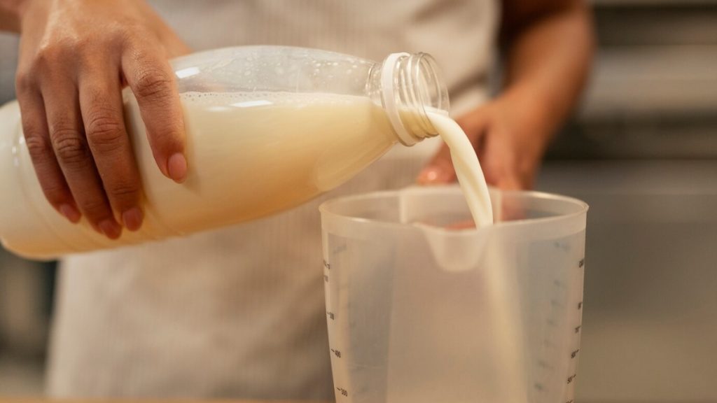 Adulterated Milk Identification: इस एक ट्रिक से आप रोज घर आने वाला दूध कितना हेल्दी है पता लगा सकते हैं