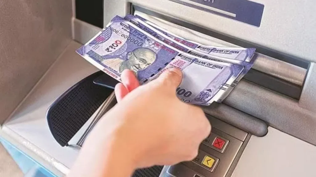 ATM New Rules: 1 मई से पैसे निकालना और बैंलेस चेक करना होगा महंगा, जानें क्या चार्ज लगेगा ATM New Rules: 1 मई से पैसे निकालना और बैंलेस चेक करना होगा महंगा, जानें क्या चार्ज लगेगा