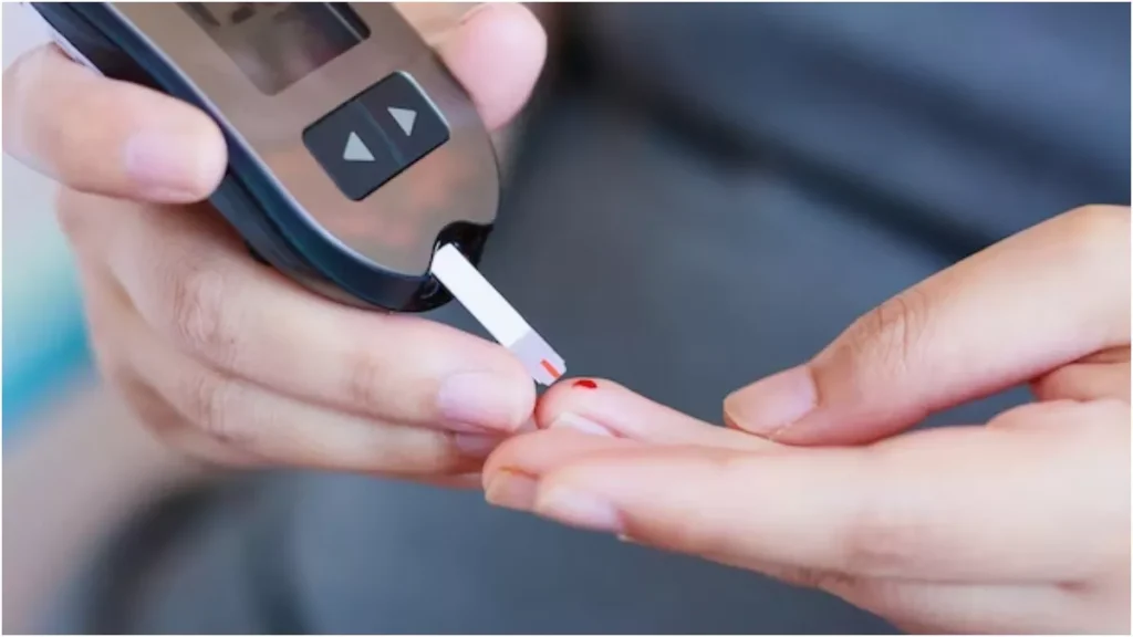 Why Blood Sugar Levels Fluctuate: क्या आपका भी शुगर लेवल घटता-बढ़ता रहता है? जानें समस्या का कारण