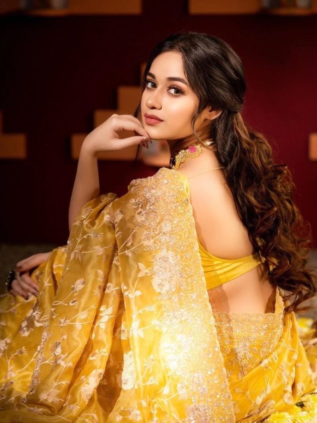 काली हो या पीली, हर साड़ी आप पर अच्छी लगेगी, बस जन्नत जुबैर के ये लुक्स कॉपी करें।