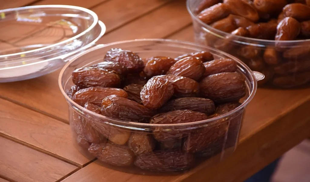 Dry Dates for Summer: गर्मियों में छुहारा खाना सुरक्षित है? जानिए लाभों के बारे में और खाने का सही तरीका Dry Dates for Summer: गर्मियों में छुहारा खाना सुरक्षित है? जानिए लाभों के बारे में और खाने का सही तरीका