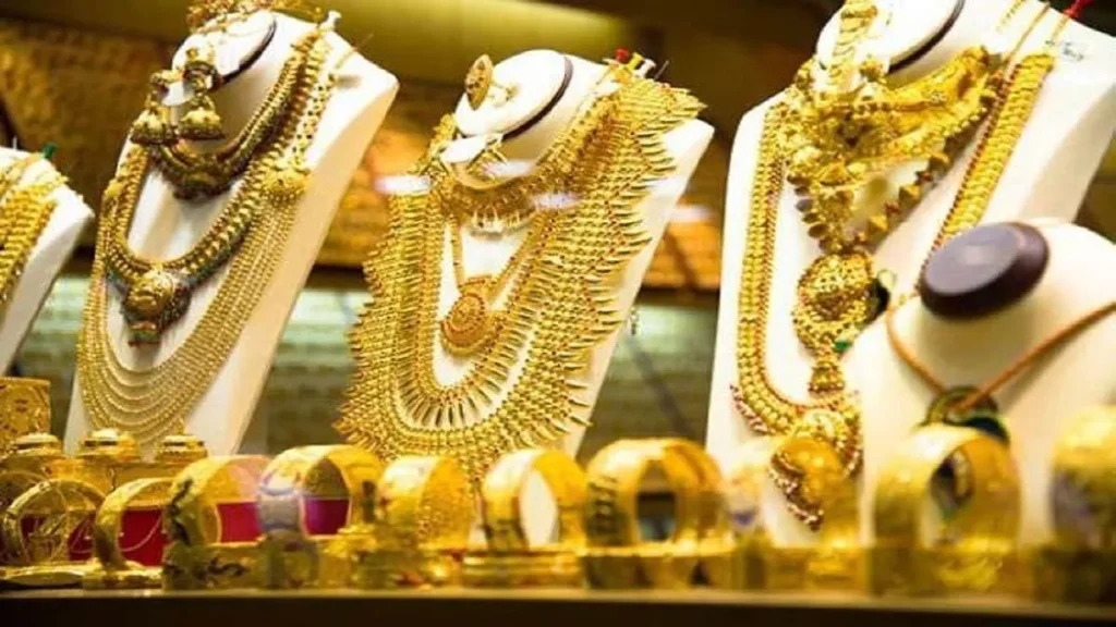 Gold Price Today: सोने की कीमत इतनी गिर जाएगी कभी नहीं सोचा था! 60 हजार रुपये से भी कम में 10 ग्राम सोना खरीद सकते हैं