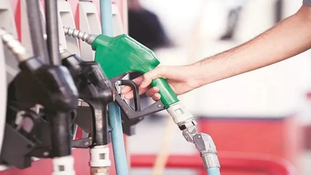 Petrol Diesel Price Hike: अंतरराष्ट्रीय बाजार में पेट्रोल और डीजल सस्ता हो रहा है, तो मोदी सरकार ने इनकी कीमतें क्यों बढ़ा दीं?