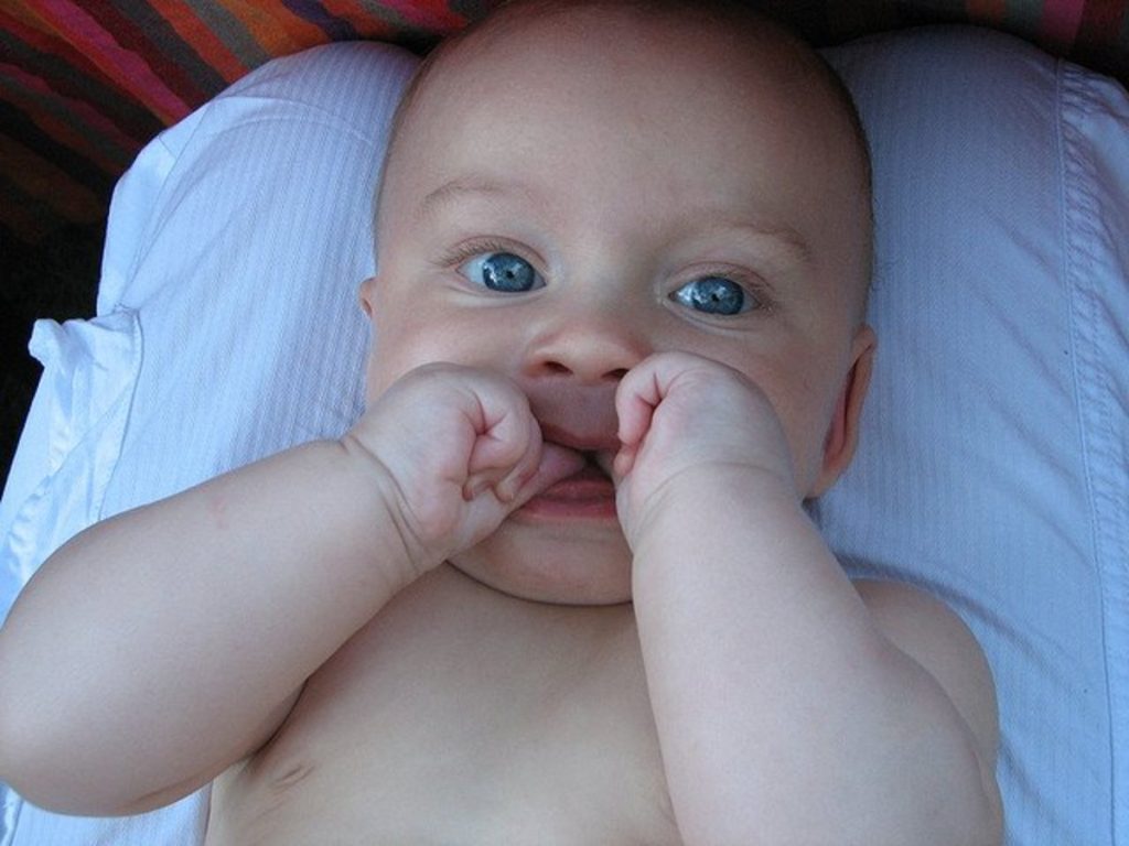 Benefits of of thumb sucking: यदि आप बच्चे को मुंह में उंगली डालने से रोकते हैं, तो जानें इससे उनको क्या लाभ होता है?