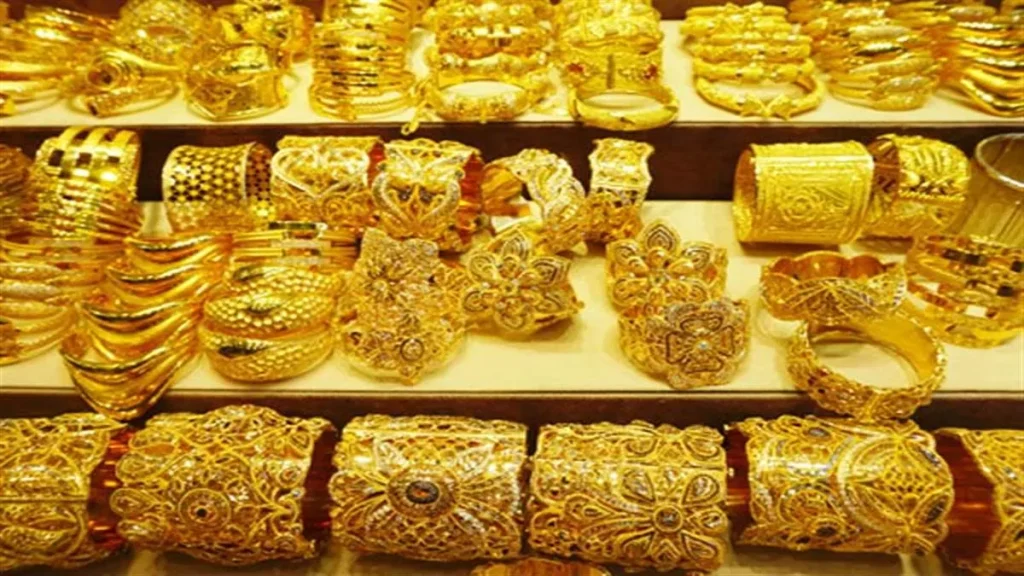 Gold Price: एक महीने में सोने की कीमत में हुई सबसे बड़ी गिरावट, क्या निवेशक अब भी सोने की कीमतों में गिरावट देखेंगे?