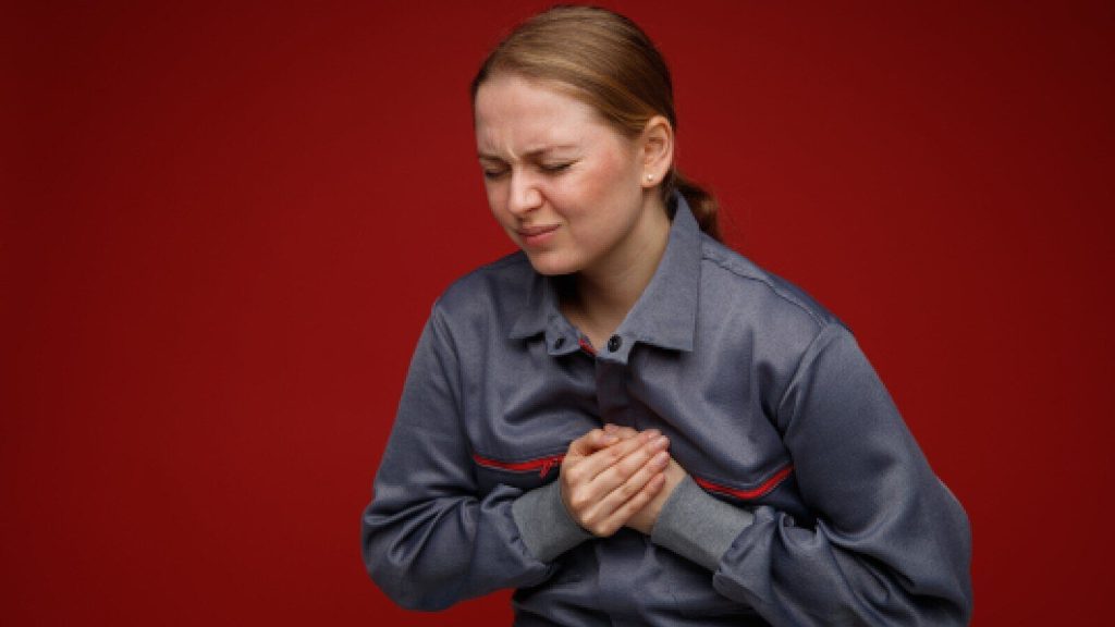 Heart Attack In Women: महिलाओं में हार्ट अटैक के 7 शुरुआती लक्षण, जानें कैसे करें पहचान और बचाव