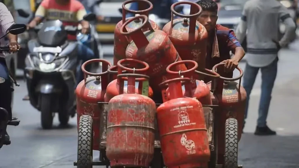 LPG Price Down: LPG सिलिंडर के दामों से लेकर रेलवे वेटिंग टिकटों तक..। 1 मई से हुए ये पांच बड़े बदलाव जानें LPG Price Down: LPG सिलिंडर के दामों से लेकर रेलवे वेटिंग टिकटों तक..। 1 मई से हुए ये पांच बड़े बदलाव जानें