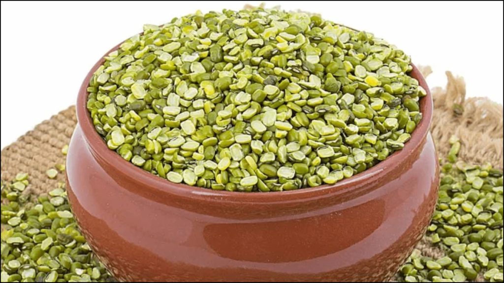 Moong Dal Benefits in Summer: गर्मी में शरीर को ठंडा रखने के लिए हर दिन मूंग की दाल खाएं, जानिए खाने का तरीका