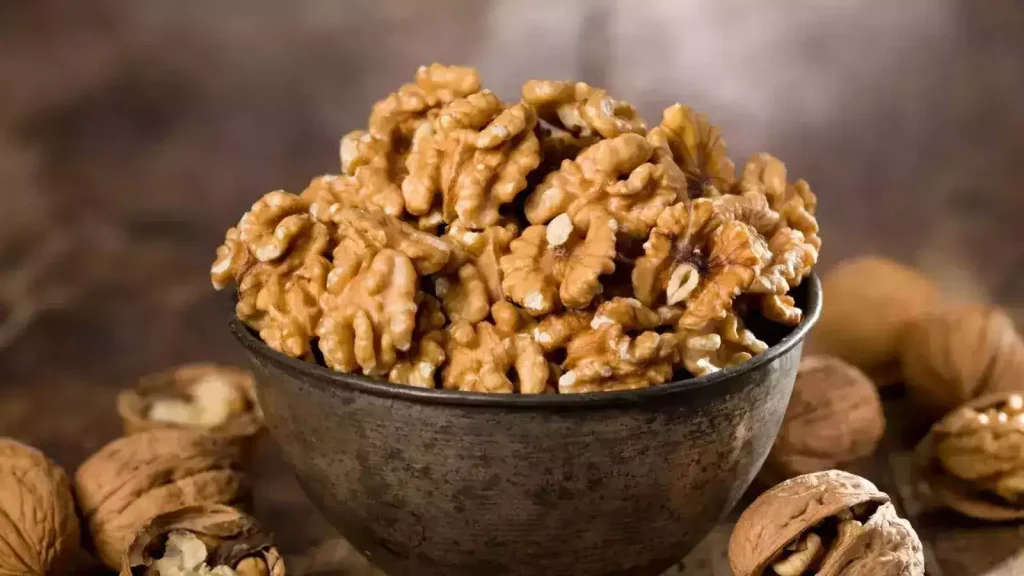 Walnuts Benefits: वजन कंट्रोल और दिमाग तेज़ करने के लिए रोजाना अखरोट खाना जरूरी क्यों?