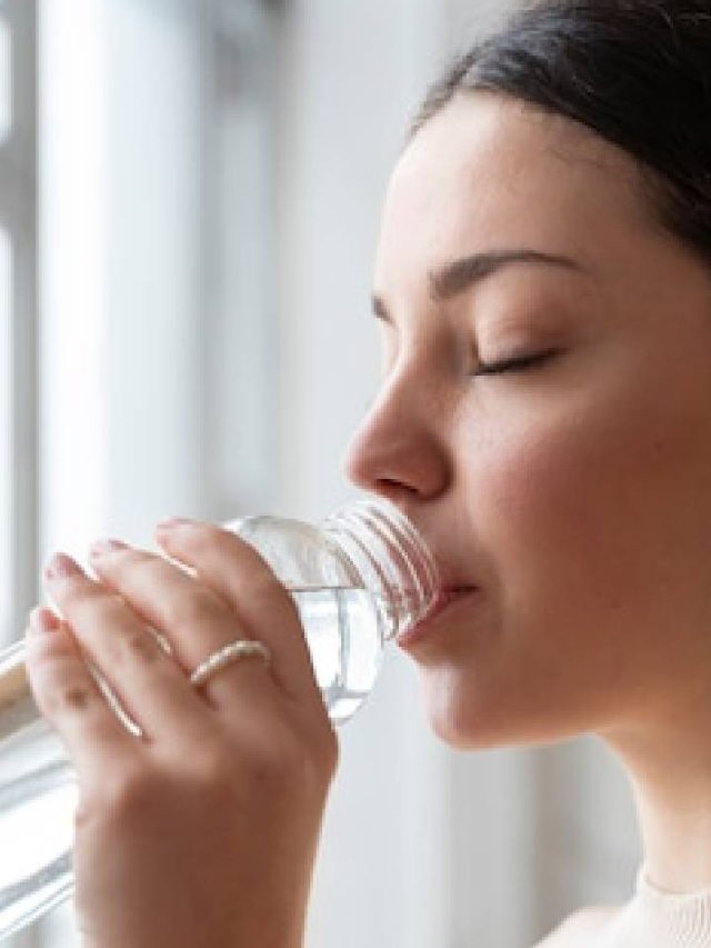 सुबह खाली पेट गर्म पानी पीने के जबरदस्त फायदे