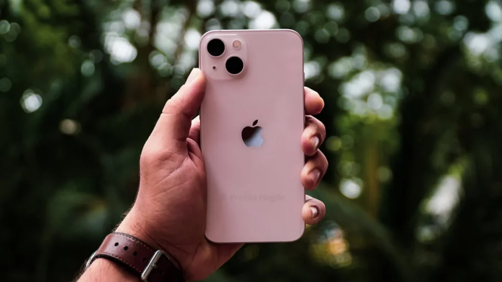 ₹40,000 में iPhone 13 खरीदना 2025 में सही फैसला है? जानें इसकी परफॉर्मेंस, फीचर्स और वैल्यू