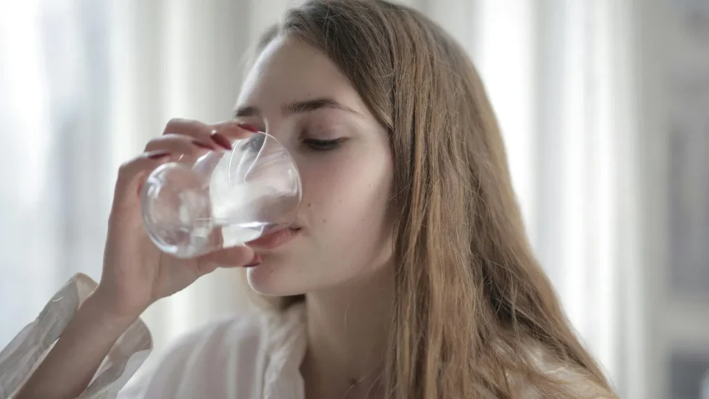 Effect of Drinking Excessive Water: इस बीमारी में ज्यादा पानी पीना पड़ सकता है भारी, जानिए वजह