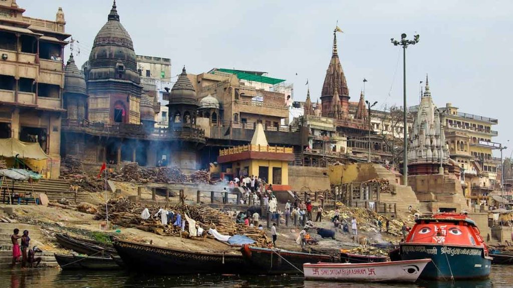 मणिकर्णिका घाट का रहस्य: 108 चिताएं हर दिन क्यों जलती हैं? क्या है इसकी मान्यता?