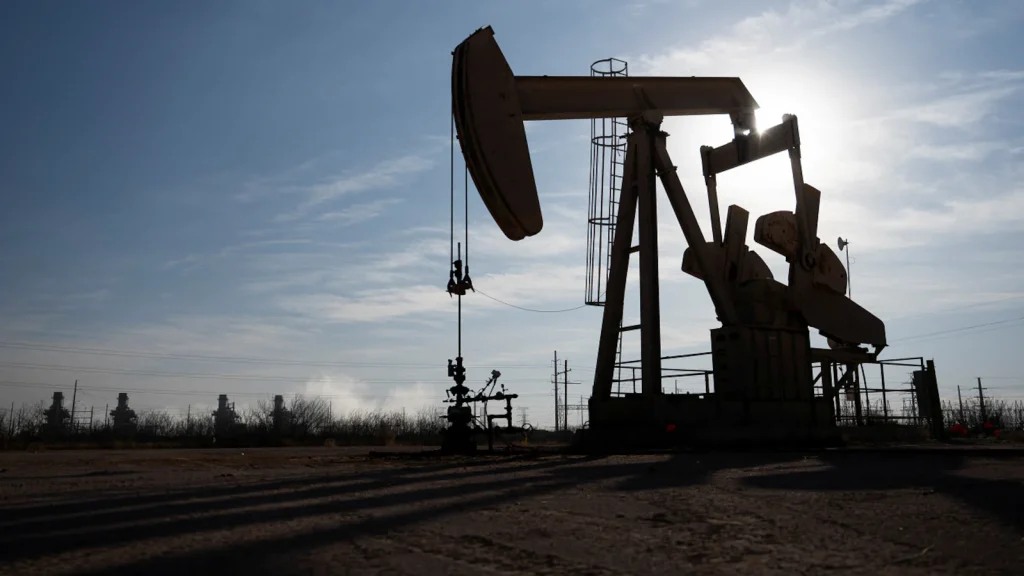 Oil Prices: ईरान पर इजरायल के हमले से कच्चे तेल की कीमतों में 10% की वृद्धि, वैश्विक बाजार में हलचल Oil Prices: ईरान पर इजरायल के हमले से कच्चे तेल की कीमतों में 10% की वृद्धि, वैश्विक बाजार में हलचल