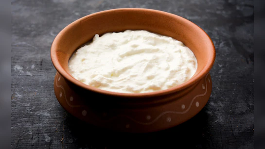 Curd Benefits and Side Effects: कब और कैसे खाएं ताकि सेहत को हो सिर्फ फायदा Curd Benefits and Side Effects: कब और कैसे खाएं ताकि सेहत को हो सिर्फ फायदा