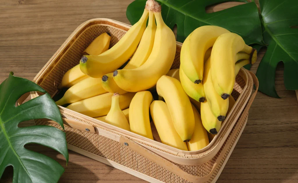 Eating Banana on an Empty Stomach: खाली पेट केला खाना, फायदेमंद या नुकसानदायक? जानें हेल्थ एक्सपर्ट्स की राय और सही तरीका