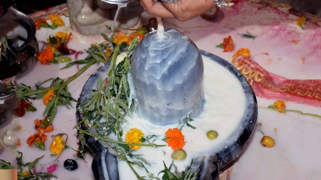 Rudrabhishek In Sawan 2025: सावन में रुद्राभिषेक करने की शुभ तिथियां और महत्व जानें, देवताओं को प्रसन्न करने के लिए क्या करें
