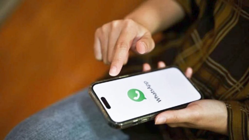 WhatsApp New AI Summarize Feature: WhatsApp का नया AI Summarize फीचर लॉन्च – अब बिना खोले पढ़ें जरूरी मैसेज, जानें कैसे करेगा काम WhatsApp New AI Summarize Feature: WhatsApp का नया AI Summarize फीचर लॉन्च – अब बिना खोले पढ़ें जरूरी मैसेज, जानें कैसे करेगा काम