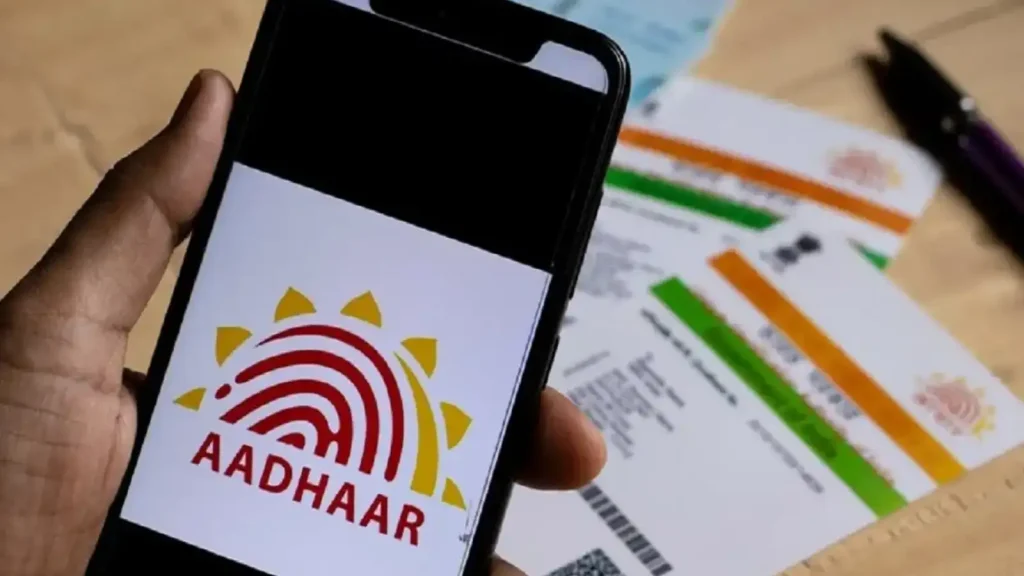 E-Aadhaar Update 2025: अब नहीं देनी होगी आधार की फोटोकॉपी, QR कोड से होगा काम, जानें UIDAI का नया प्लान