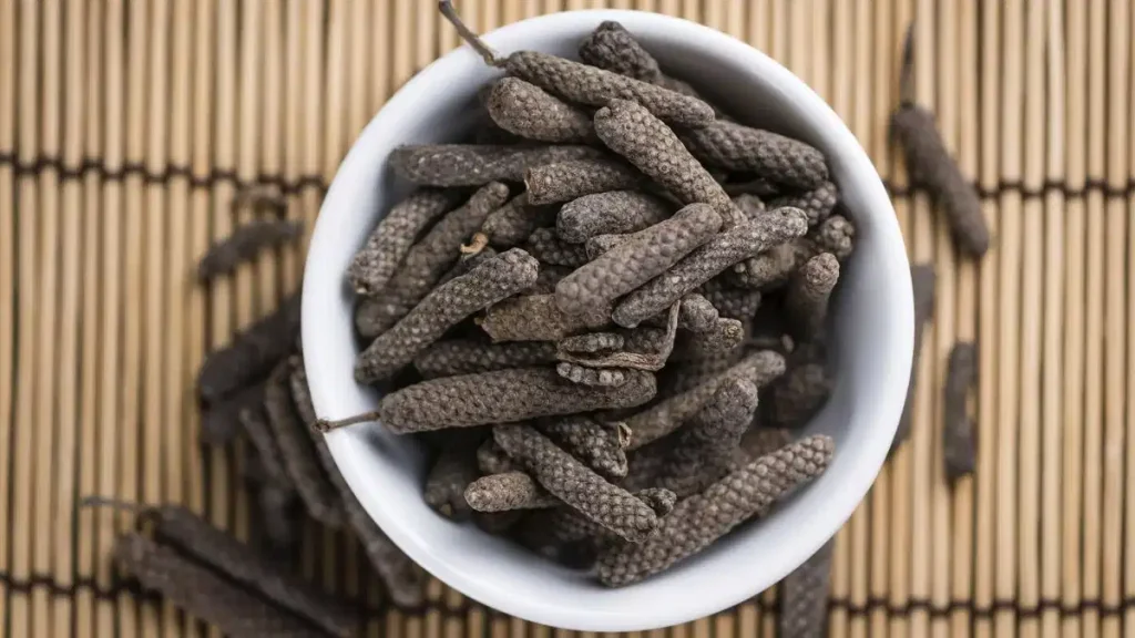 Pippali ke Fayde: इम्यूनिटी बढ़ाने से लेकर पाचन और स्किन तक, जानिए पिप्पली के जबरदस्त आयुर्वेदिक फायदे