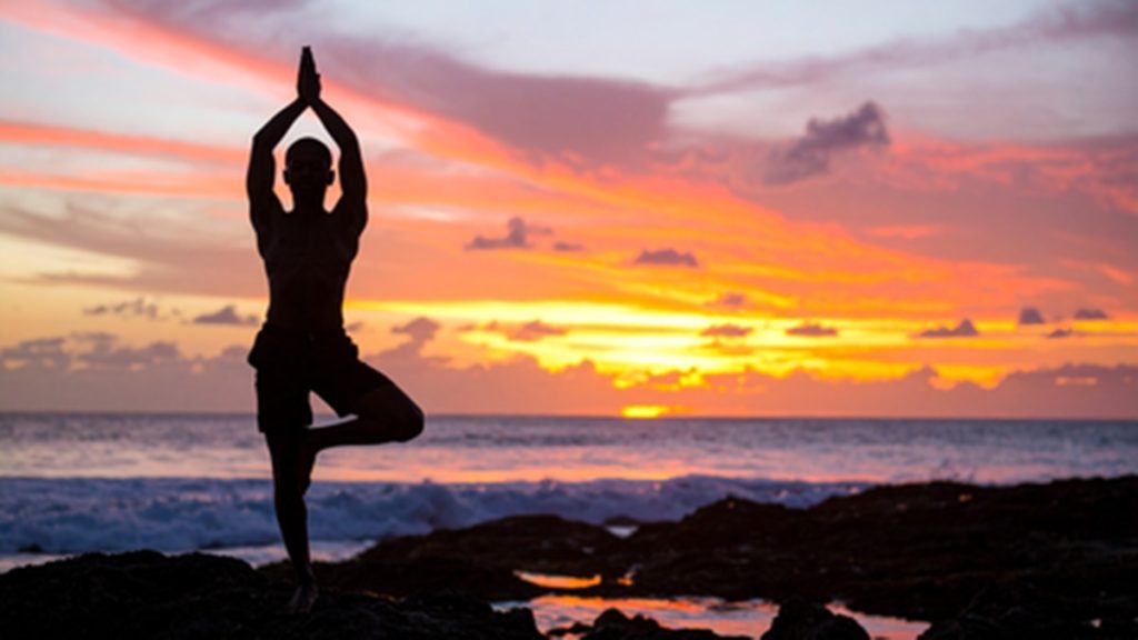 Surya Namaskar 2025: जानिए 8 आसनों और 12 चरणों वाले सूर्य नमस्कार के अद्भुत फायदे और करने की विधि