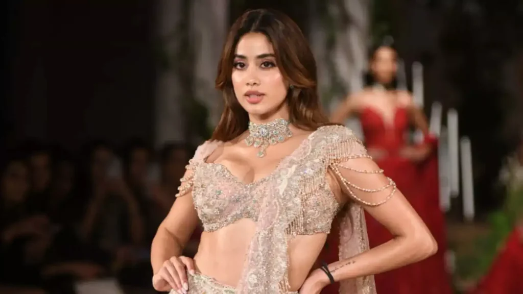 जाह्नवी कपूर का फैशन शो में 'मॉडर्न महारानी' लुक, पिंक फिश कट लहंगे में रैंप वॉक वायरल