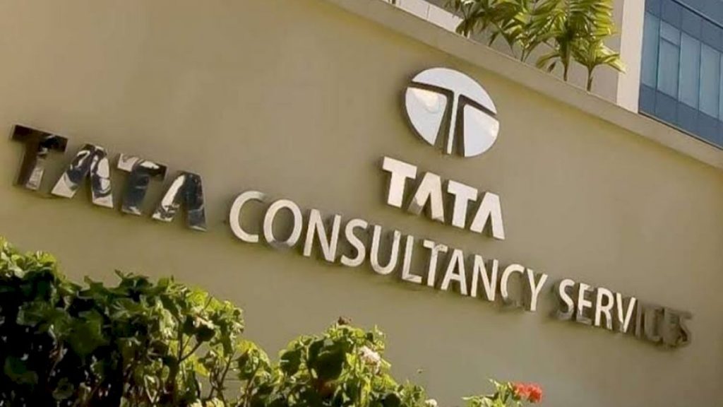 TCS कर्मचारियों की सैलरी नहीं बढ़ेगी, नई भर्तियों पर लगी रोक; 12 हजार से अधिक कर्मचारियों की छंटनी के बीच आई बड़ी रिपोर्ट
