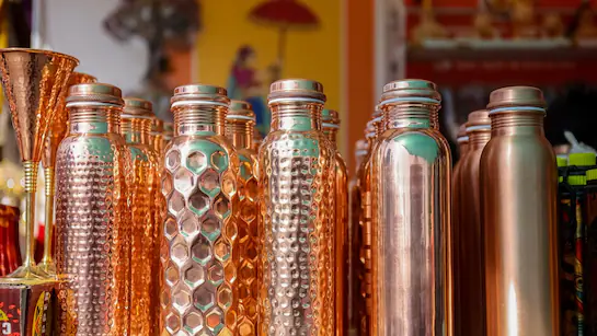 तांबे की बोतल में पानी पीने के स्वास्थ्य लाभ: जानें क्यों है ये बेहतर विकल्प तांबे की बोतल में पानी पीने के स्वास्थ्य लाभ: जानें क्यों है ये बेहतर विकल्प