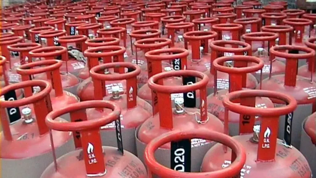 LPG सिलेंडर हुआ सस्ता, रक्षाबंधन से पहले सरकार ने दी आम जनता को बड़ी राहत