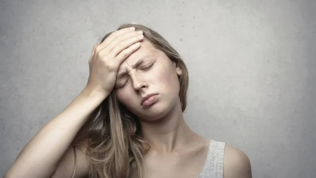 हर वक्त थकान महसूस होती है? इन गलत आदतों को आज ही बदलें वरना सेहत पर पड़ेगा भारी असर