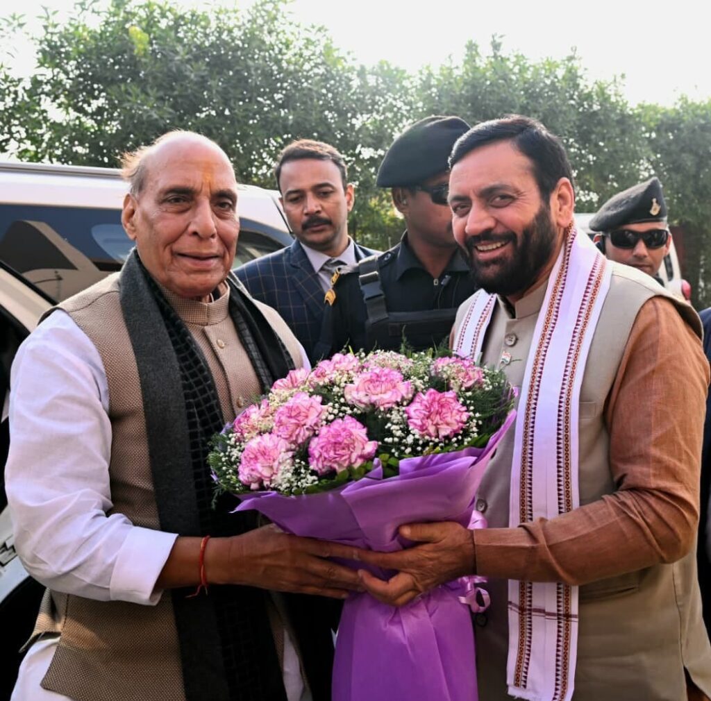 कुरुक्षेत्र आगमन पर केंद्रीय रक्षा मंत्री राजनाथ सिंह का मुख्यमंत्री नायब सिंह सैनी ने किया स्वागत