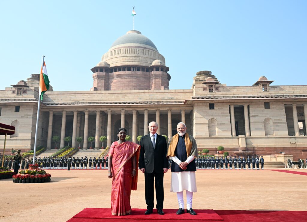 राष्ट्रपति द्रौपदी मुर्मू ने रूस के राष्ट्रपति व्लादिमीर पुतिन का राष्ट्रपति भवन में किया औपचारिक स्वागत