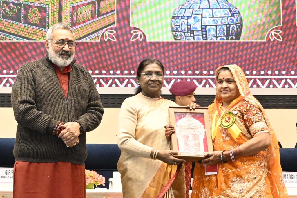 राष्ट्रपति द्रौपदी मुर्मू ने राष्ट्रीय हस्तशिल्प पुरस्कार 2023 और 2024 प्रदान किए