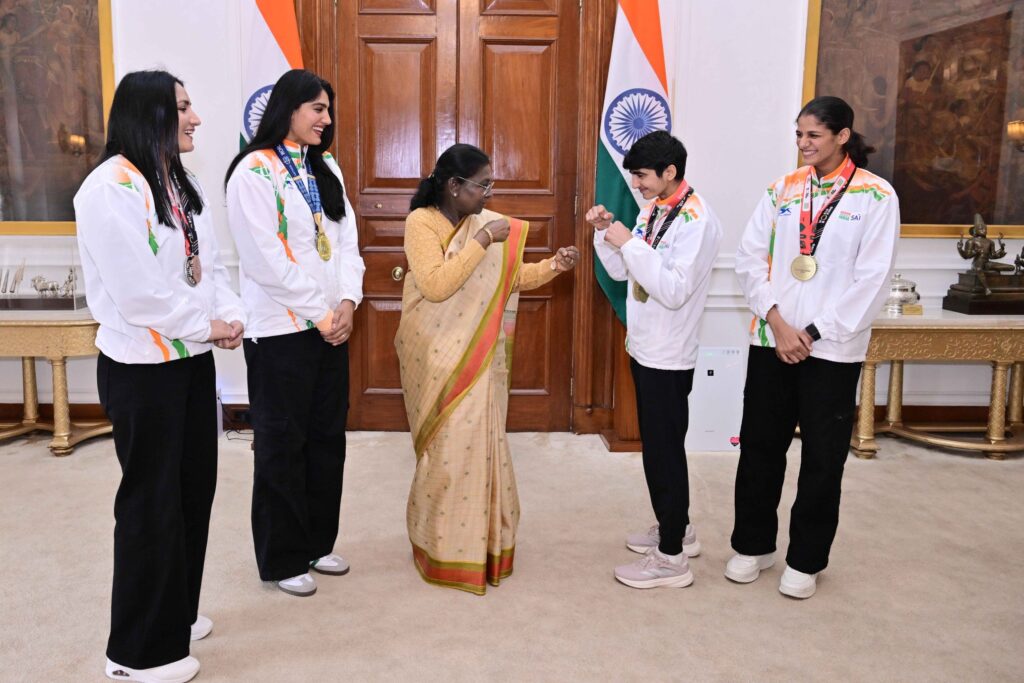 विश्व मुक्केबाजी चैंपियनशिप 2025 की विजेता भारतीय महिला मुक्केबाज़ों से राष्ट्रपति की मुलाकात