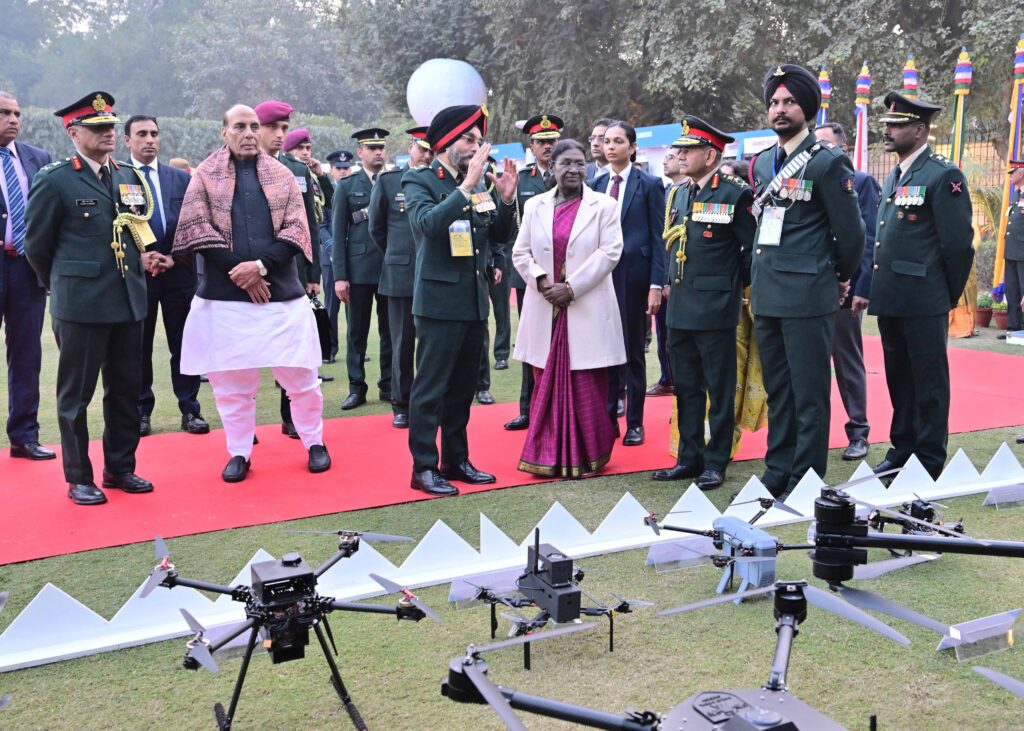 विजय दिवस की पूर्व संध्या पर राष्ट्रपति द्रौपदी मुर्मू ने आर्मी हाउस में ‘एट होम’ स्वागत समारोह में की शिरकत विजय दिवस की पूर्व संध्या पर राष्ट्रपति द्रौपदी मुर्मू ने आर्मी हाउस में ‘एट होम’ स्वागत समारोह में की शिरकत