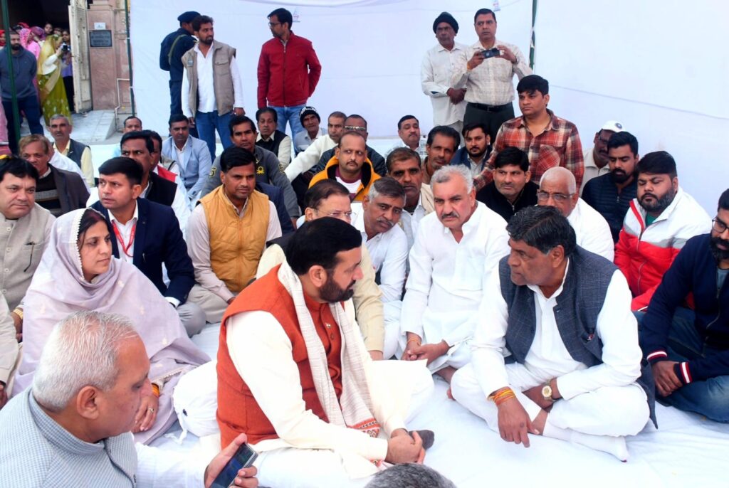 हिसार में शोक सभाओं में शामिल होकर दिवंगत आत्माओं को दी श्रद्धांजलि, परिजनों को दिया संबल हिसार में शोक सभाओं में शामिल होकर दिवंगत आत्माओं को दी श्रद्धांजलि, परिजनों को दिया संबल