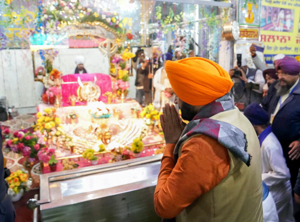 मुख्यमंत्री नायब सिंह सैनी ने गुरुद्वारा श्री फतेहगढ़ साहिब में टेका माथा, प्रदेशवासियों की सुख-समृद्धि के लिए की अरदास