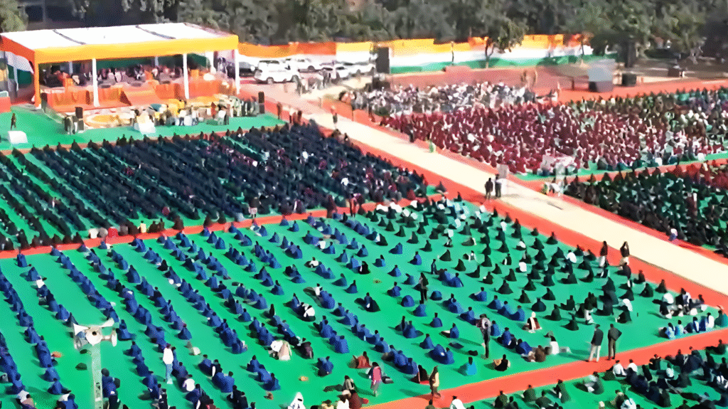 कुरुक्षेत्र में वैश्विक गीता पाठ: 21 हजार विद्यार्थियों ने एक साथ किया गीता श्लोकों का पाठ, मुख्यमंत्री ने की शिरकत