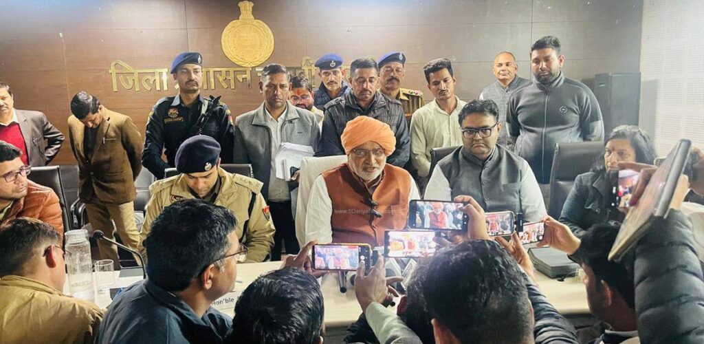चरखी दादरी में जिला लोक संपर्क एवं परिवेदना समिति की बैठक, 6 शिकायतों का मौके पर समाधान चरखी दादरी में जिला लोक संपर्क एवं परिवेदना समिति की बैठक, 6 शिकायतों का मौके पर समाधान