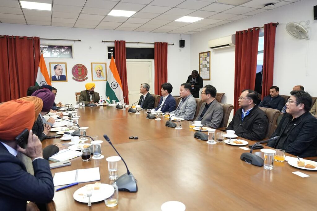 चंडीगढ़ में पंजाब–दक्षिण कोरिया प्रतिनिधिमंडल की अहम बैठक, स्मार्ट फार्मिंग और कृषि तकनीक पर बढ़ेगा सहयोग चंडीगढ़ में पंजाब–दक्षिण कोरिया प्रतिनिधिमंडल की अहम बैठक, स्मार्ट फार्मिंग और कृषि तकनीक पर बढ़ेगा सहयोग