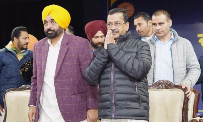 लुधियाना में AAP का शक्ति प्रदर्शन, केजरीवाल–मान ने विजयी प्रतिनिधियों से किया संवाद लुधियाना में AAP का शक्ति प्रदर्शन, केजरीवाल–मान ने विजयी प्रतिनिधियों से किया संवाद