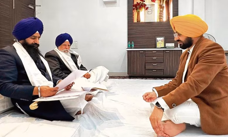 श्री अकाल तख़्त साहिब के समक्ष पेश हुए मंत्री तरुणप्रीत सिंह सोंड, विभागीय स्पष्टीकरण सौंपा श्री अकाल तख़्त साहिब के समक्ष पेश हुए मंत्री तरुणप्रीत सिंह सोंड, विभागीय स्पष्टीकरण सौंपा