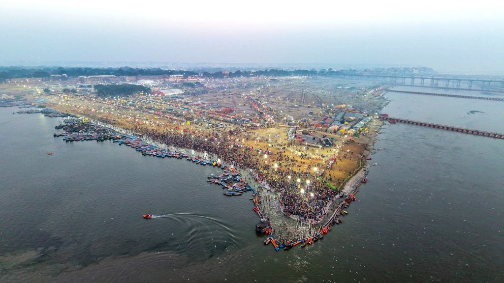 महाशिवरात्रि के पावन स्नान पर प्रयागराज में उमड़ी आस्था की लहर, त्रिवेणी संगम पर साधु-संतों और श्रद्धालुओं ने लगाई डुबकी