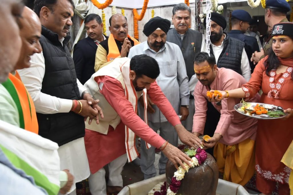 महाशिवरात्रि पर नूंह के नल्हड़ेश्वर मंदिर पहुंचे सीएम नायब सिंह सैनी, जलाभिषेक कर प्रदेश की खुशहाली की कामना