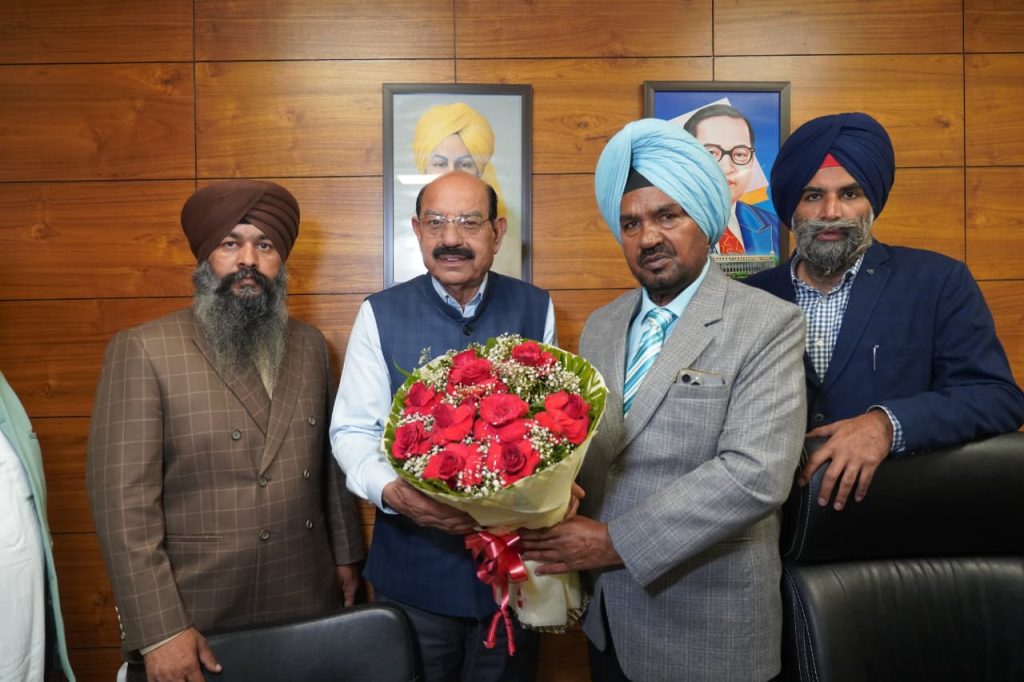 मेजर (डॉ.) गुरचरण सिंह बने PESCO के नए चेयरमैन, मंत्रियों ने दी बधाई, बोले— पूर्व सैनिकों के कल्याण को मिलेगी नई गति मेजर (डॉ.) गुरचरण सिंह बने PESCO के नए चेयरमैन, मंत्रियों ने दी बधाई, बोले— पूर्व सैनिकों के कल्याण को मिलेगी नई गति